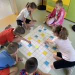 uczniowie główkują nad matą do kodowania