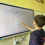 uczeń gra w grę z mnożeniem i dzieleniem