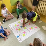 uczeń sprawdza czy nie grupa nie ominęła żadnego dzialania.