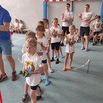 pierwszoklasiści stoją gotowi do pierwszej konkurencji
