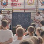 wyniki zawodów zapisane na tablicy