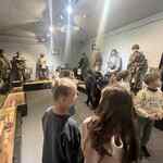 Uczniowie zwiedzają Muzeum Wojska