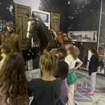 Uczniowie zwiedzają Muzeum Wojska