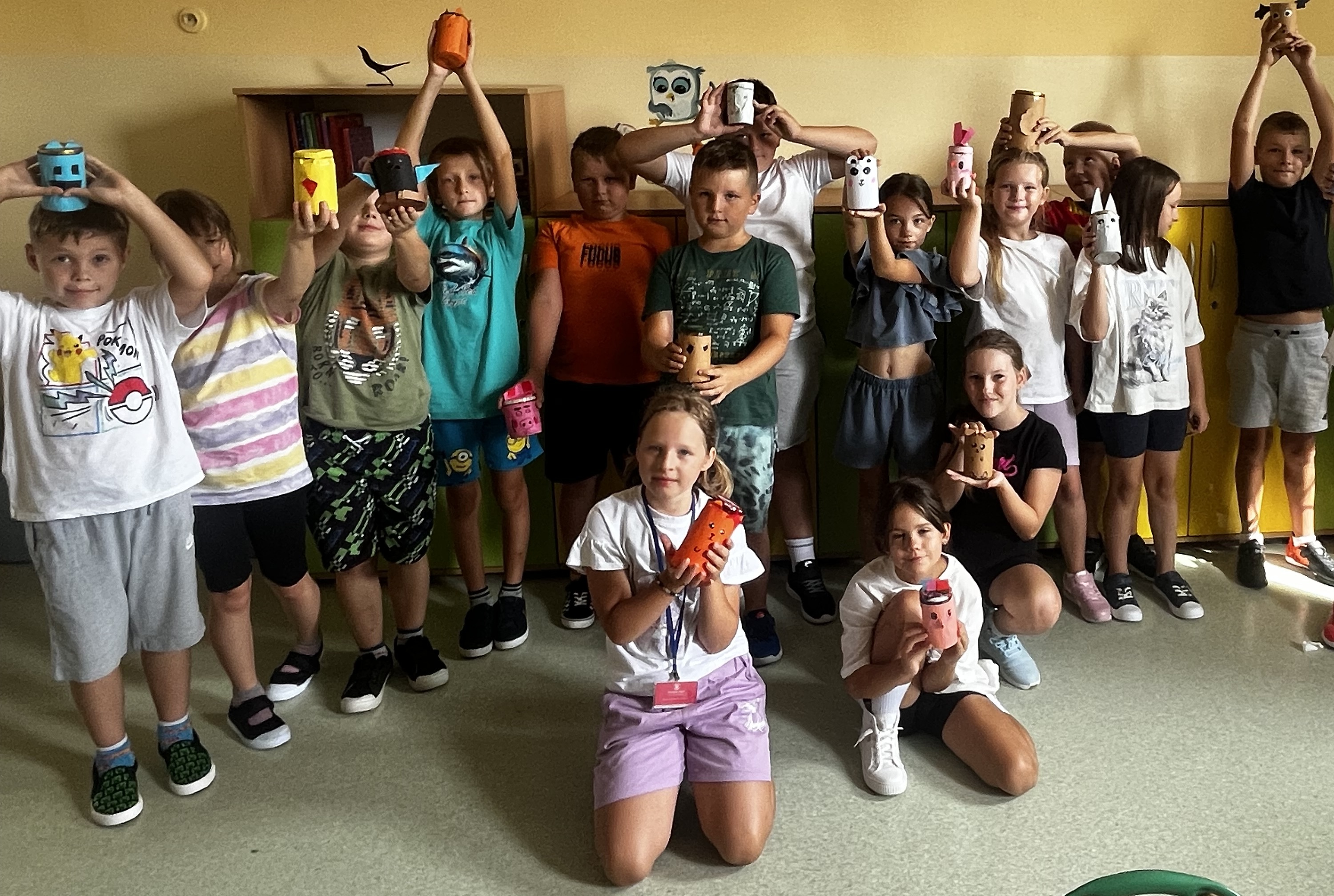Na zdjęciu jest cała klasa. Każdy uczeń prezentuje wykonany przez siebie słoik..jpg