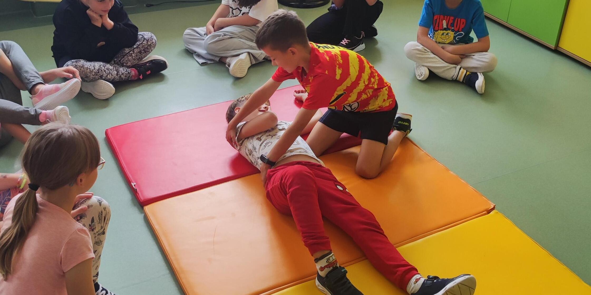 Uczniowie ćwiczą pozycję boczną bezpieczną (1).jpeg
