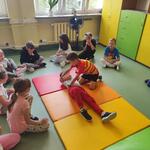 Uczniowie ćwiczą pozycję boczną bezpieczną.