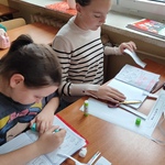 Uczennice wypełniają kartę pracy.