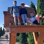 chłopcy siedzą na wysokim tronie
