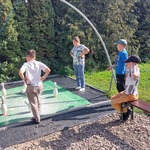 chłopcy grają w kręgle