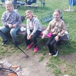 dziewczynki pieką kiełbaski.