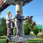 uczniowie przechodzą trasę próbną.