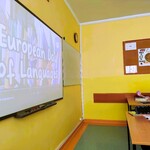 Uczniowie i oglądają film o Europejskim Dniu Języków.