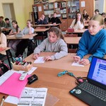 Uczniowie siedzą w ławkach i rozwiązują quiz.