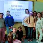 Uczniowie pozują do zdjęcia.