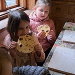 Dziewczynki jedzą podpłomyki