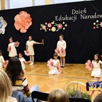 Występ dziewcząt z klasy 3a z okazji Dnia Edukacji Narodowej