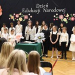 Występ uczniów klas młodszych i starszych z okazji Dnia Edukacji Narodowej