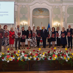 Nauczyciele pozują do zdjęcia