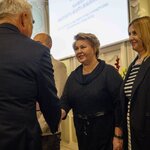 Prezydent podaje rękę pani dyrektor. Składa jej gratulacje.