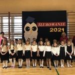 pierwszoklasiści pozują do zdjęcia