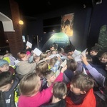 Uczniowie zbierają autografy