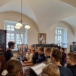 Uczniowie klasy 6c w muzeum.jpg