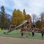 Zabawy uczniów klasy 6c w parku