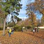 Zabawy uczniów w parku