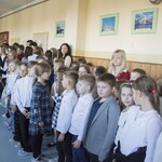Dzieci przygotowują się do odśpiewania hymnu
