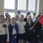 Dziewczynka trzyma flagę