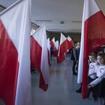 Dzieci trzymają flagi