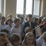 Chłopiec trzyma flagę