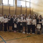 Chór występuje na apelu z okazji Święta Niepodległości
