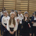 Dwie dziewczynki występują na apelu z okazji Święta Niepodległości