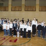 Dzieci na apelu z okazji Święta Niepodległości