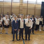 Grupa chłopców występuje na apelu z okazji Święta Niepodległości