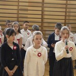 Grupa dziewcząt występuje na apelu z okazji Święta Niepodległości