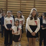 Klasa występuje na apelu z okazji Święta Niepodległości