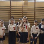 Dziewczynka występuje na apelu z okazji Święta Niepodległości