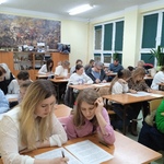 Uczestnicy dyktanda w trakcie pisania.