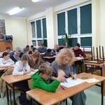 Uczniowie klas 5 i 6 podczas dyktanda.