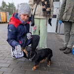 Uczennica glaszcze psa.