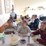 Uczniowie przygotowują i jedzą gofry