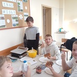Uczniowie przygotowują i jedzą gofry