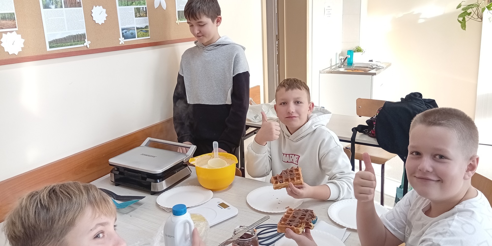 Uczniowie przygotowują i jedzą gofry (1).jpg