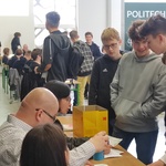 Uczniowie oddają wykonane zadania komisji