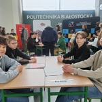 Uczniowie pozują do zdjęcia