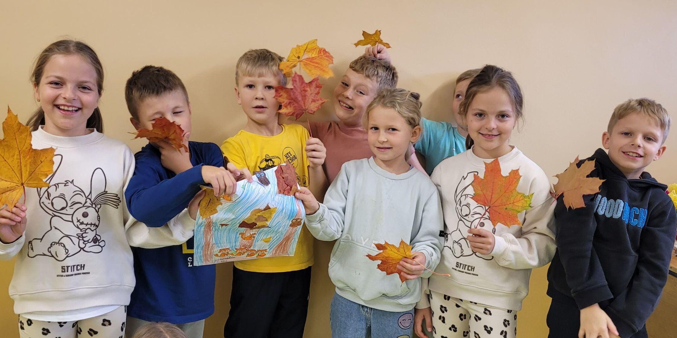 Grupa uczniów w świetlicy szkolnej