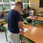 Uczeń głosuje w tajnym głosowaniu na wybranego przez siebie kandydata