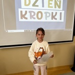Na zdjęciu jest uczennica_ która prezentuje przed klasą swoje obietnice wyborcze